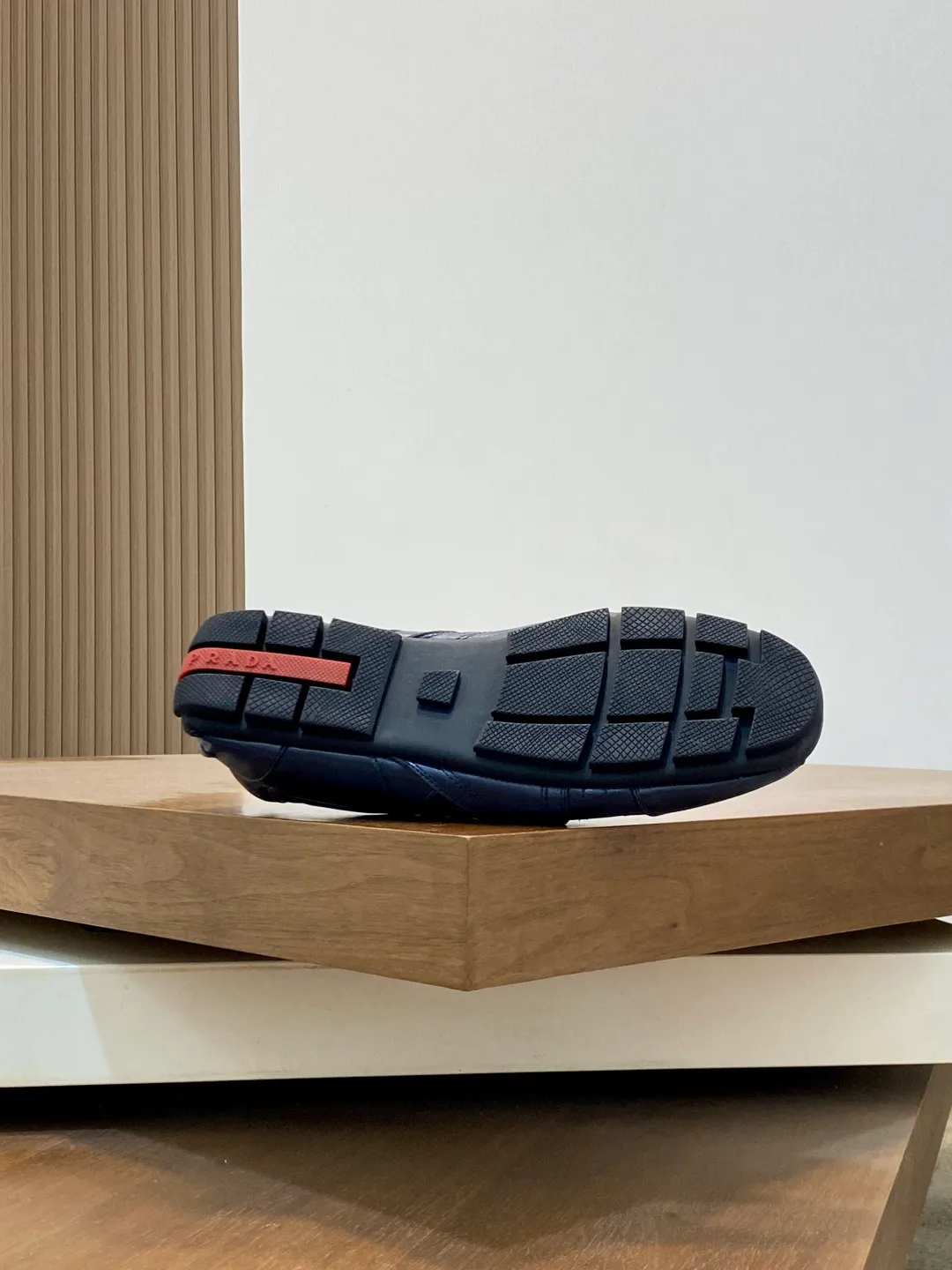 Men's Men's Shoes 💰800 Prada/Prada Men's Leather Casual Sports Shoes, a hot product made in Guangzhou! Made of imported calfskin splicing upper, three-dimensional geometric segmentation, precision manufacturing, uniform stitching, leather texture at a glance, multi-color splicing, fashionable and generous, soft, comfortable and breathable, decorated with PRADA letter logo on the outside, classic letter logo on the tongue, fabric strap on the heel, P family's classic sports shoe type, with fabric lining, silver logo cowhide foot pads, and P family's exclusive rubber outsole. The details are carefully crafted, making it a versatile item for travel! Comes with original box and dust bag! Multiple colors available! Size: 39-40-41-42-43-44 standard leather shoe size (38, 45 customized ¥)